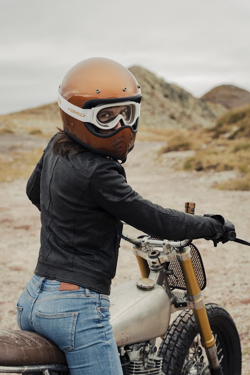 Equipements moto femme et vêtements motarde : Casques, Blousons, Gants,  bottes, pantalons